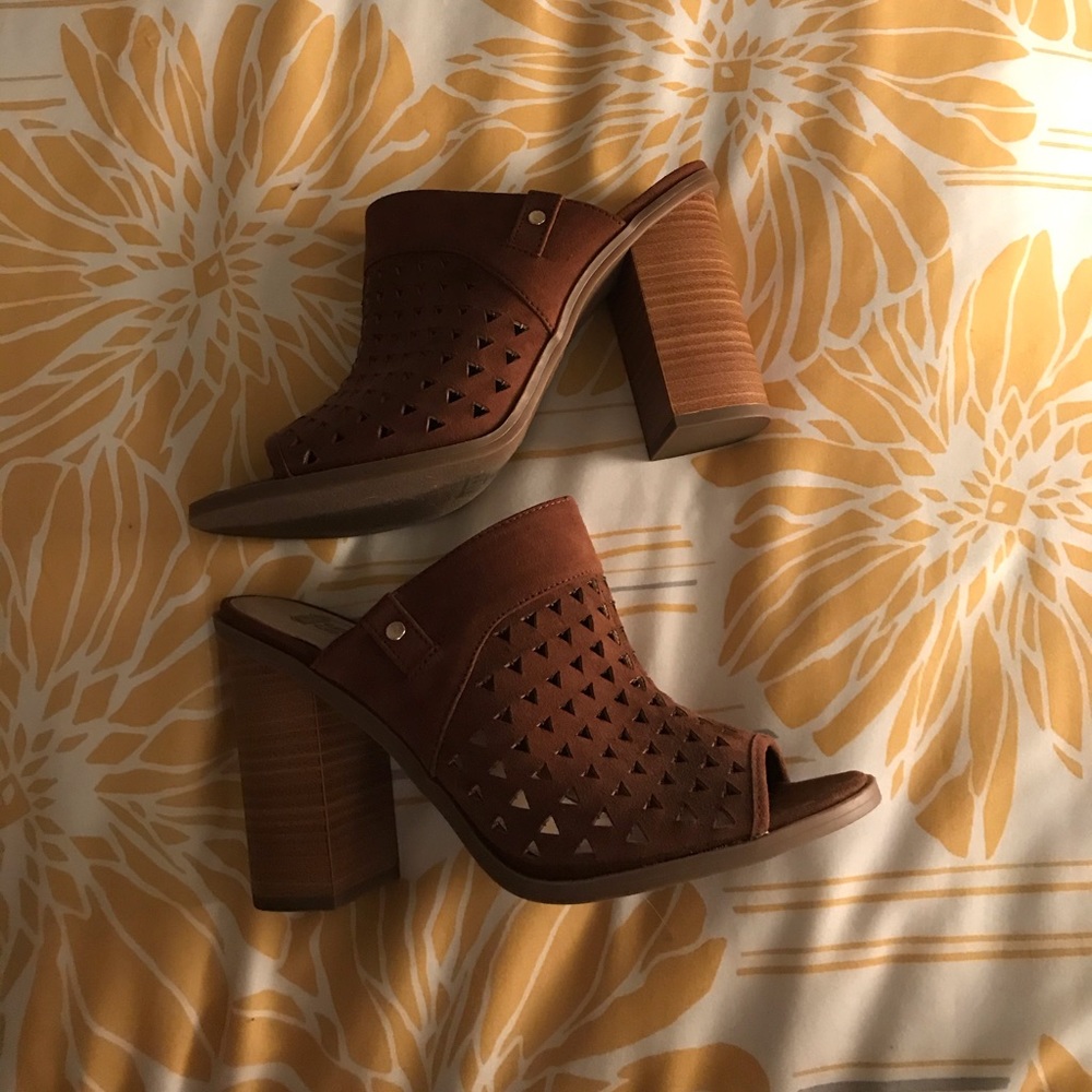 Super cute chunky heel heels